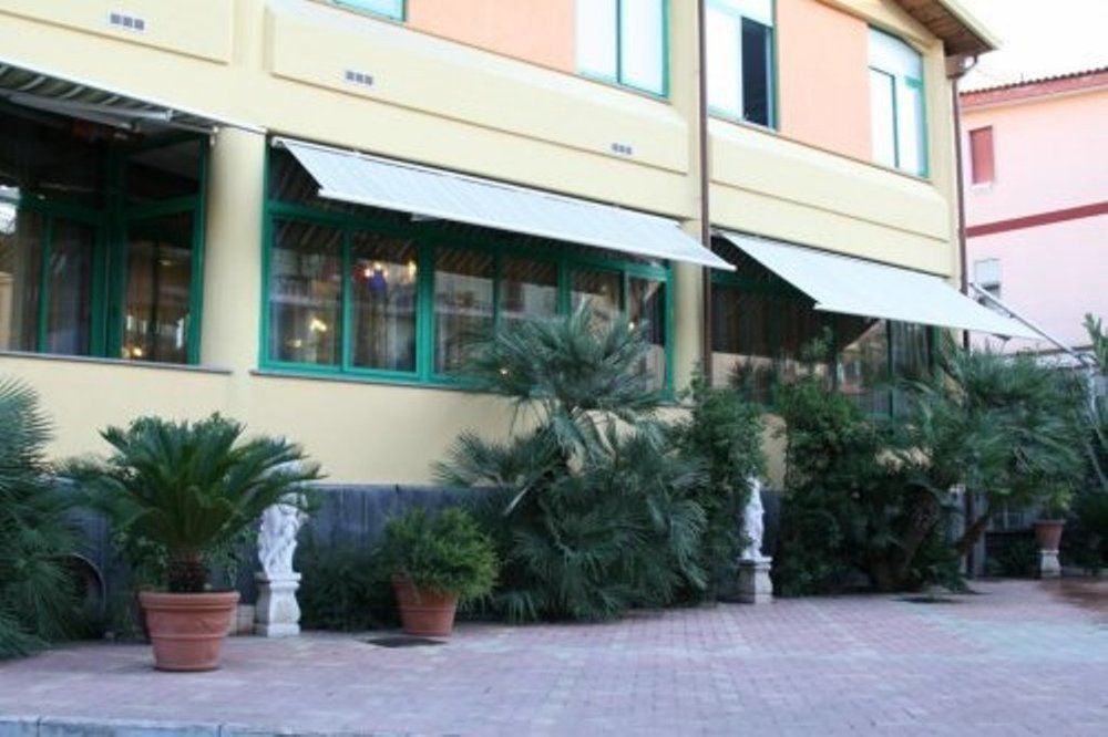 Hotel Stefano A Melito Мелито-ди-Наполи Экстерьер фото